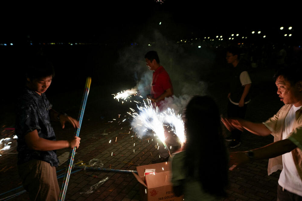 <p>U Sidneju je održan pomen za žrtve napada, a Sidnejski lučki most osvijetljen je bijelom bojom, dok je na njegovim stubovima bila prikazana menora, jedan od simbola judaizma</p>