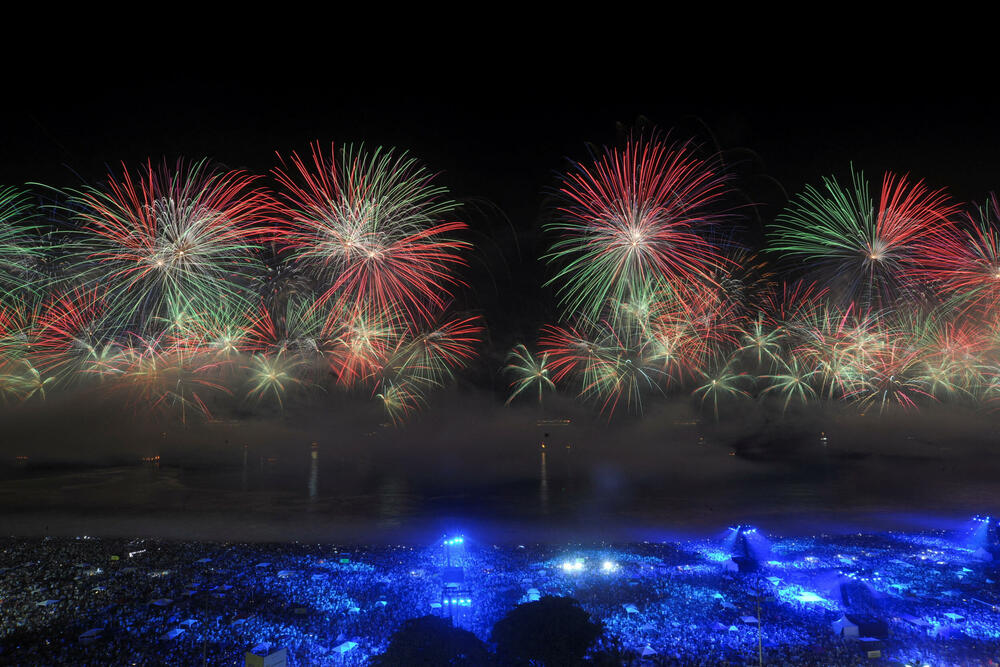 <p>U Sidneju je održan pomen za žrtve napada, a Sidnejski lučki most osvijetljen je bijelom bojom, dok je na njegovim stubovima bila prikazana menora, jedan od simbola judaizma</p>