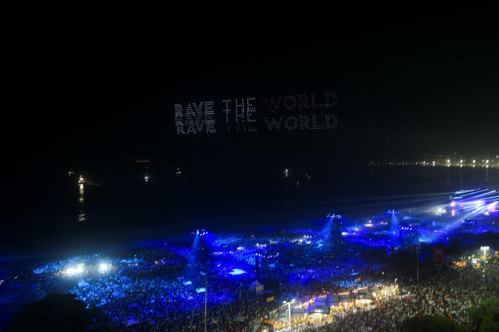 <p>U Sidneju je održan pomen za žrtve napada, a Sidnejski lučki most osvijetljen je bijelom bojom, dok je na njegovim stubovima bila prikazana menora, jedan od simbola judaizma</p>