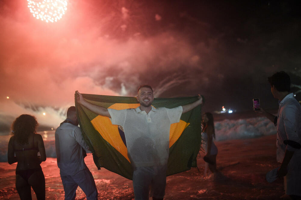 <p>U Sidneju je održan pomen za žrtve napada, a Sidnejski lučki most osvijetljen je bijelom bojom, dok je na njegovim stubovima bila prikazana menora, jedan od simbola judaizma</p>