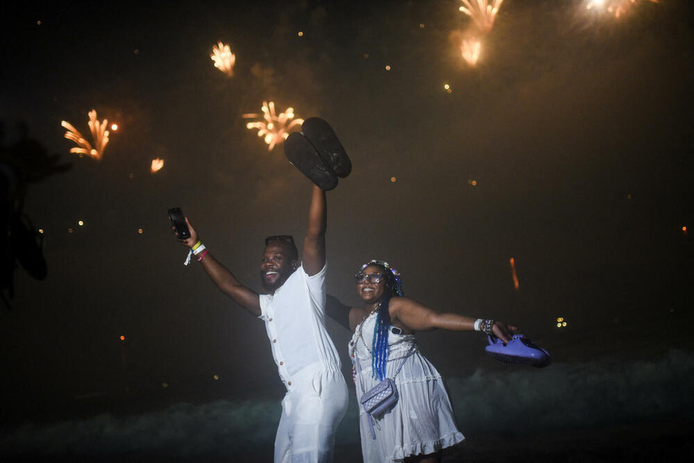 <p>U Sidneju je održan pomen za žrtve napada, a Sidnejski lučki most osvijetljen je bijelom bojom, dok je na njegovim stubovima bila prikazana menora, jedan od simbola judaizma</p>