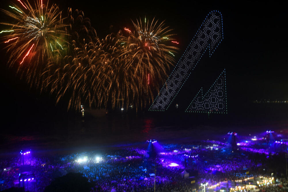 <p>U Sidneju je održan pomen za žrtve napada, a Sidnejski lučki most osvijetljen je bijelom bojom, dok je na njegovim stubovima bila prikazana menora, jedan od simbola judaizma</p>