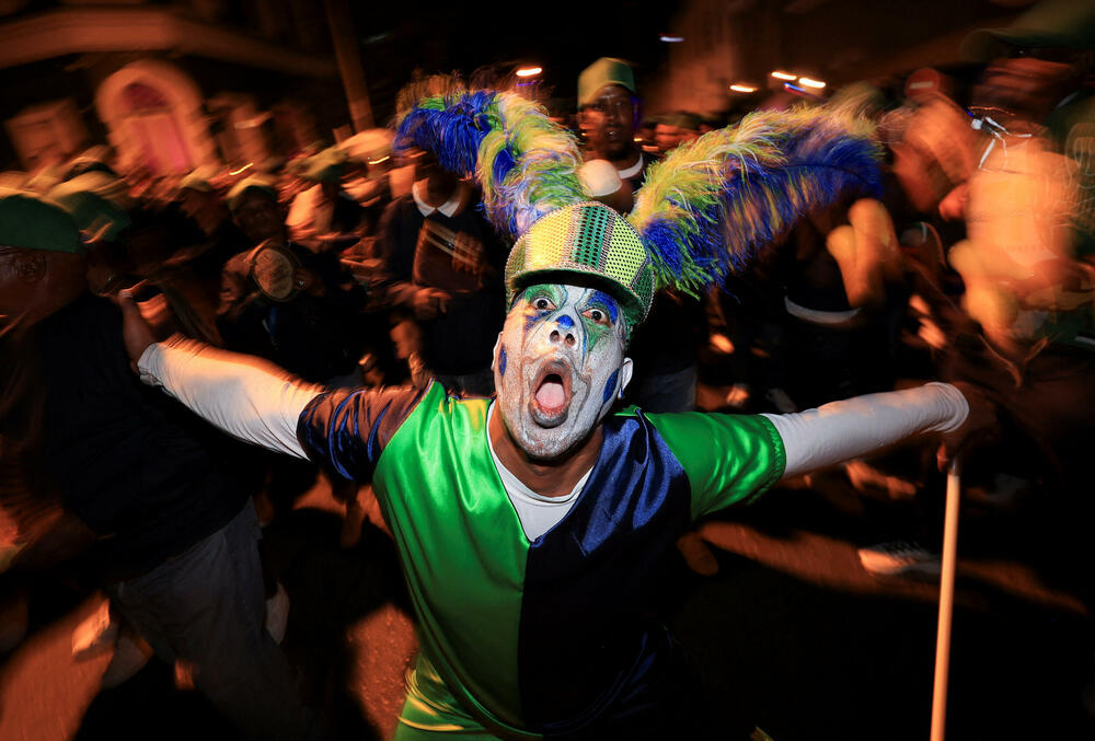 <p>U Sidneju je održan pomen za žrtve napada, a Sidnejski lučki most osvijetljen je bijelom bojom, dok je na njegovim stubovima bila prikazana menora, jedan od simbola judaizma</p>