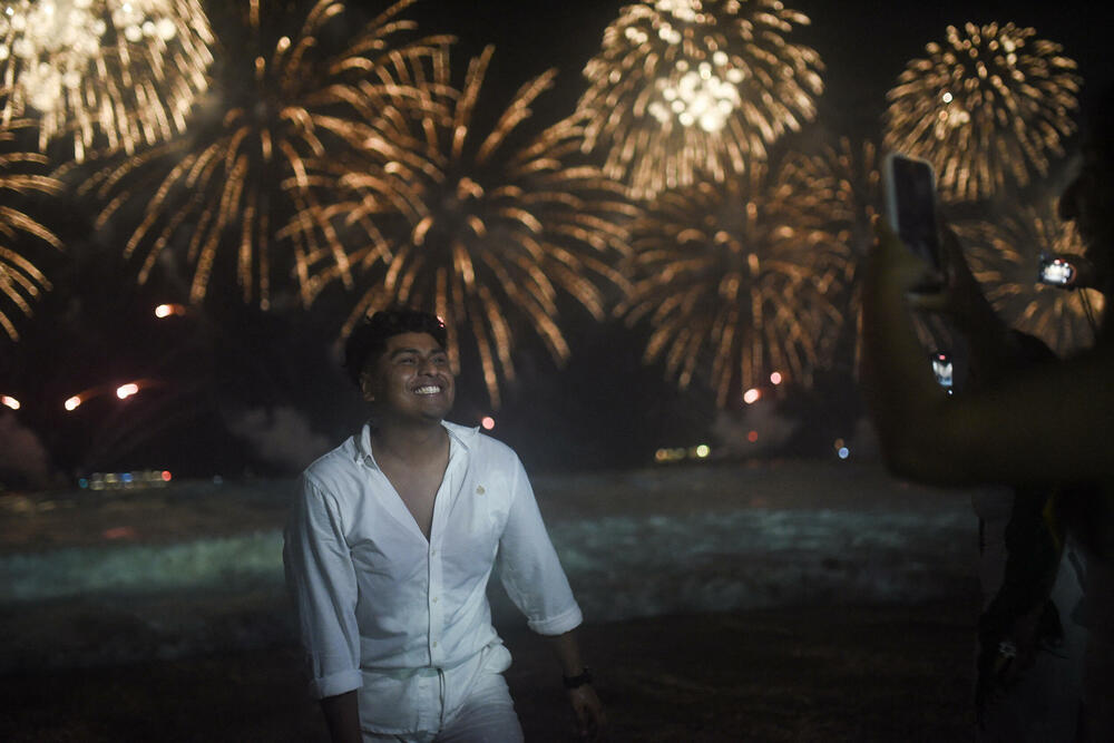 <p>U Sidneju je održan pomen za žrtve napada, a Sidnejski lučki most osvijetljen je bijelom bojom, dok je na njegovim stubovima bila prikazana menora, jedan od simbola judaizma</p>