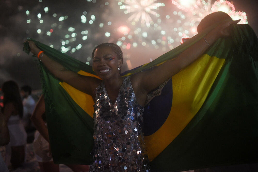 <p>U Sidneju je održan pomen za žrtve napada, a Sidnejski lučki most osvijetljen je bijelom bojom, dok je na njegovim stubovima bila prikazana menora, jedan od simbola judaizma</p>