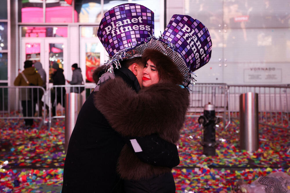 <p>U Sidneju je održan pomen za žrtve napada, a Sidnejski lučki most osvijetljen je bijelom bojom, dok je na njegovim stubovima bila prikazana menora, jedan od simbola judaizma</p>
