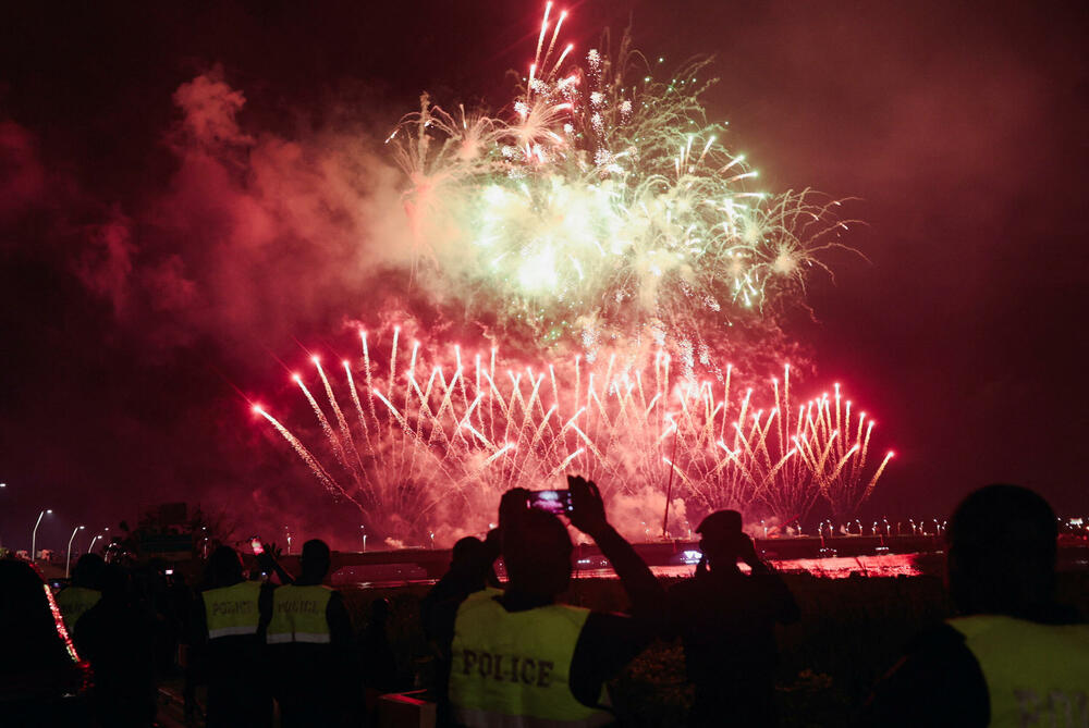 <p>U Sidneju je održan pomen za žrtve napada, a Sidnejski lučki most osvijetljen je bijelom bojom, dok je na njegovim stubovima bila prikazana menora, jedan od simbola judaizma</p>