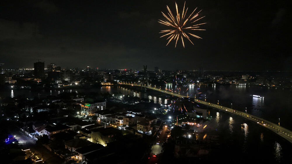 <p>U Sidneju je održan pomen za žrtve napada, a Sidnejski lučki most osvijetljen je bijelom bojom, dok je na njegovim stubovima bila prikazana menora, jedan od simbola judaizma</p>