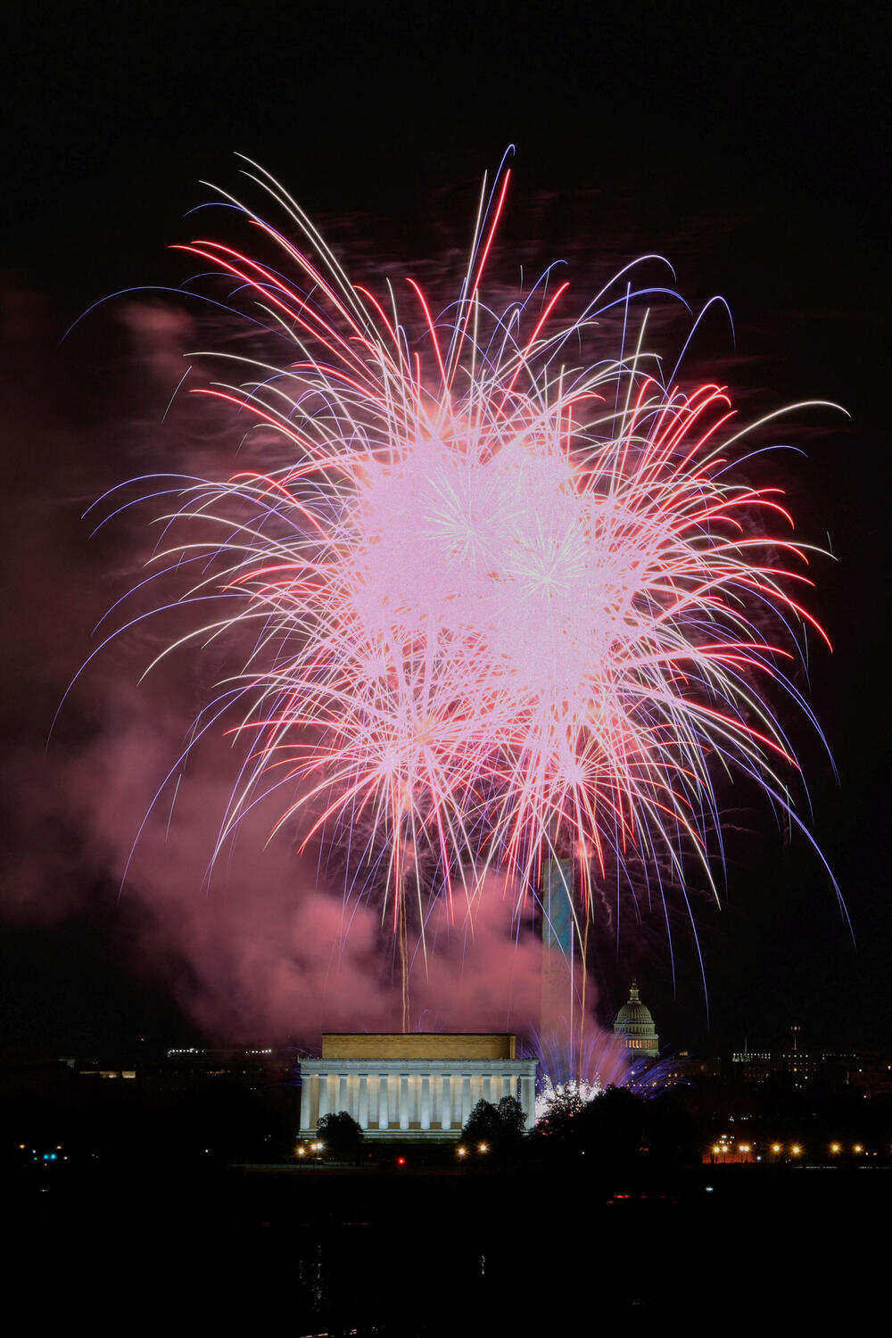 <p>U Sidneju je održan pomen za žrtve napada, a Sidnejski lučki most osvijetljen je bijelom bojom, dok je na njegovim stubovima bila prikazana menora, jedan od simbola judaizma</p>