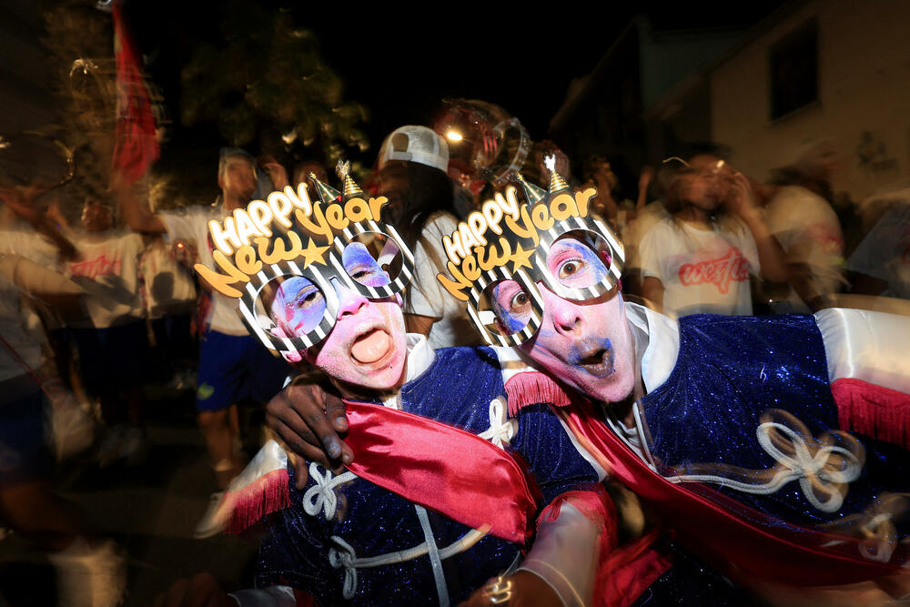 <p>U Sidneju je održan pomen za žrtve napada, a Sidnejski lučki most osvijetljen je bijelom bojom, dok je na njegovim stubovima bila prikazana menora, jedan od simbola judaizma</p>