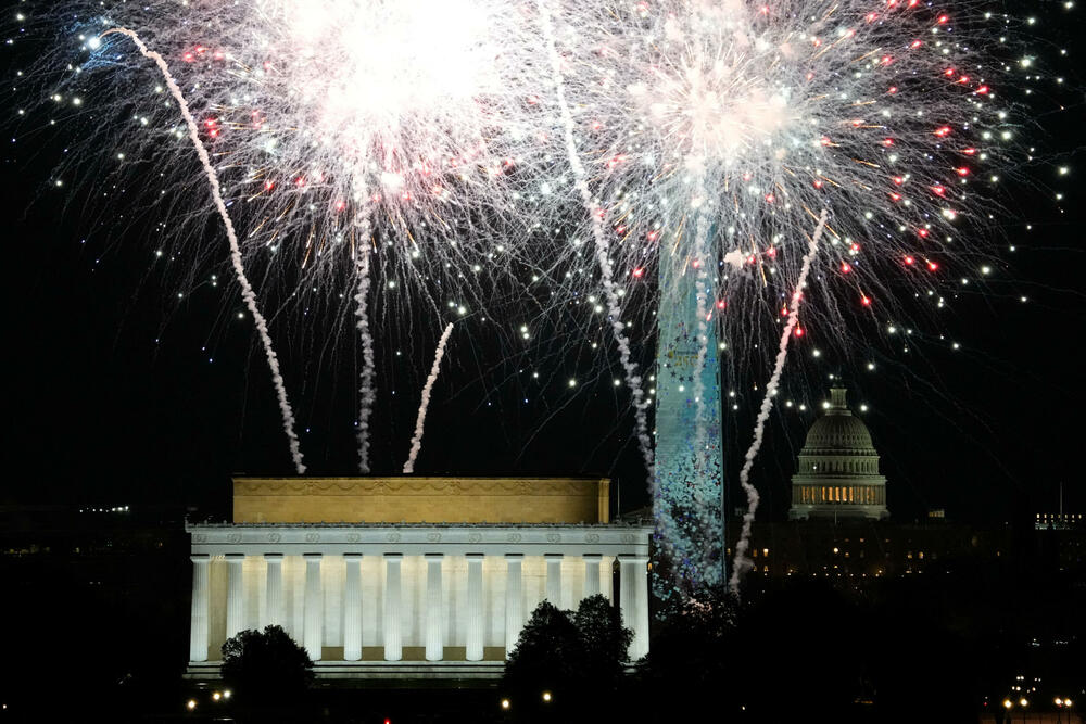 <p>U Sidneju je održan pomen za žrtve napada, a Sidnejski lučki most osvijetljen je bijelom bojom, dok je na njegovim stubovima bila prikazana menora, jedan od simbola judaizma</p>