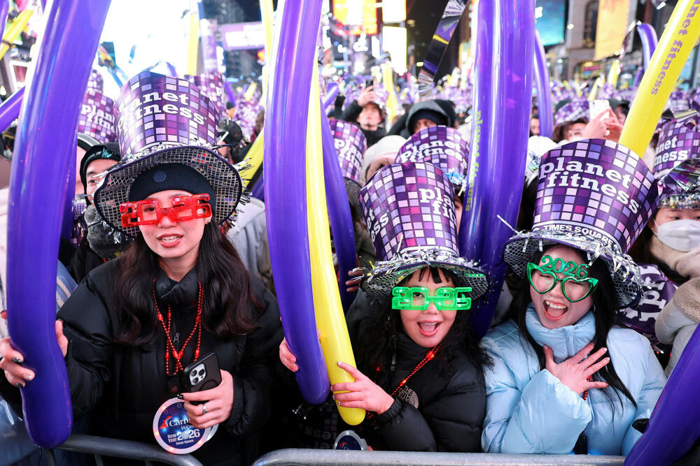 <p>U Sidneju je održan pomen za žrtve napada, a Sidnejski lučki most osvijetljen je bijelom bojom, dok je na njegovim stubovima bila prikazana menora, jedan od simbola judaizma</p>