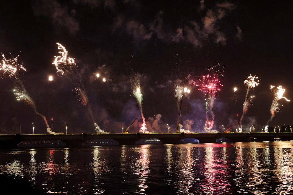 <p>U Sidneju je održan pomen za žrtve napada, a Sidnejski lučki most osvijetljen je bijelom bojom, dok je na njegovim stubovima bila prikazana menora, jedan od simbola judaizma</p>