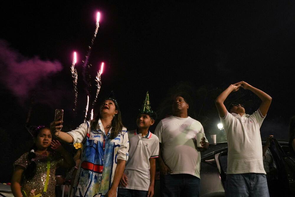 <p>U Sidneju je održan pomen za žrtve napada, a Sidnejski lučki most osvijetljen je bijelom bojom, dok je na njegovim stubovima bila prikazana menora, jedan od simbola judaizma</p>