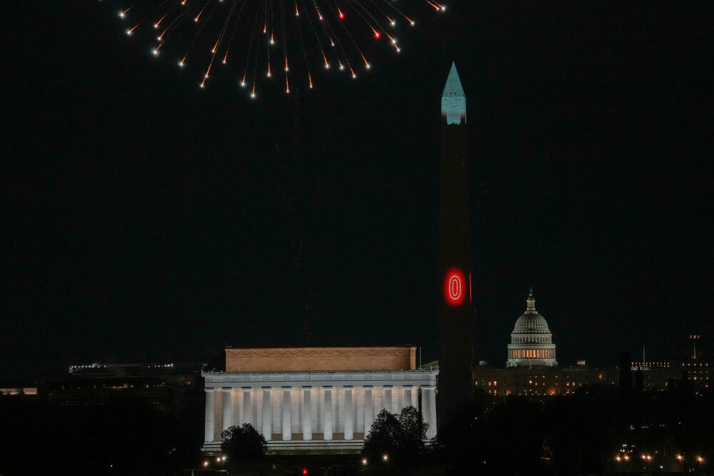 <p>U Sidneju je održan pomen za žrtve napada, a Sidnejski lučki most osvijetljen je bijelom bojom, dok je na njegovim stubovima bila prikazana menora, jedan od simbola judaizma</p>