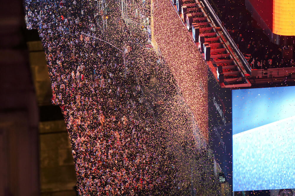 <p>U Sidneju je održan pomen za žrtve napada, a Sidnejski lučki most osvijetljen je bijelom bojom, dok je na njegovim stubovima bila prikazana menora, jedan od simbola judaizma</p>