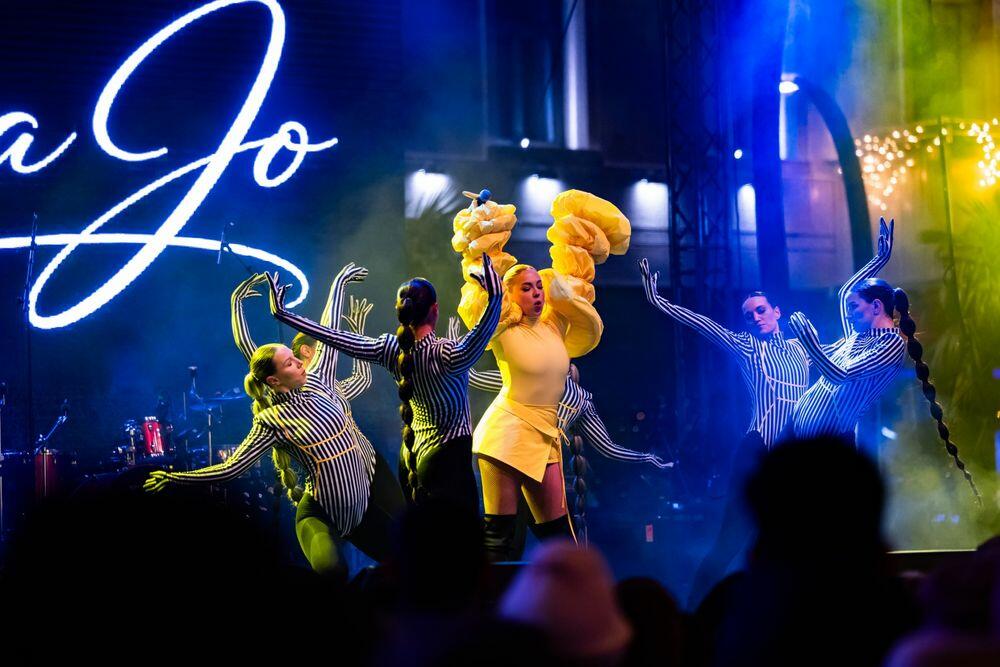 <p>Podgoričani i gosti iz inostranstva koji su 2026. dočekali na Trgu nezavisnosti kažu da je ovogodišnja organizacija dočeka Nove godine jedna od boljih i da je atmosfera odlična</p>