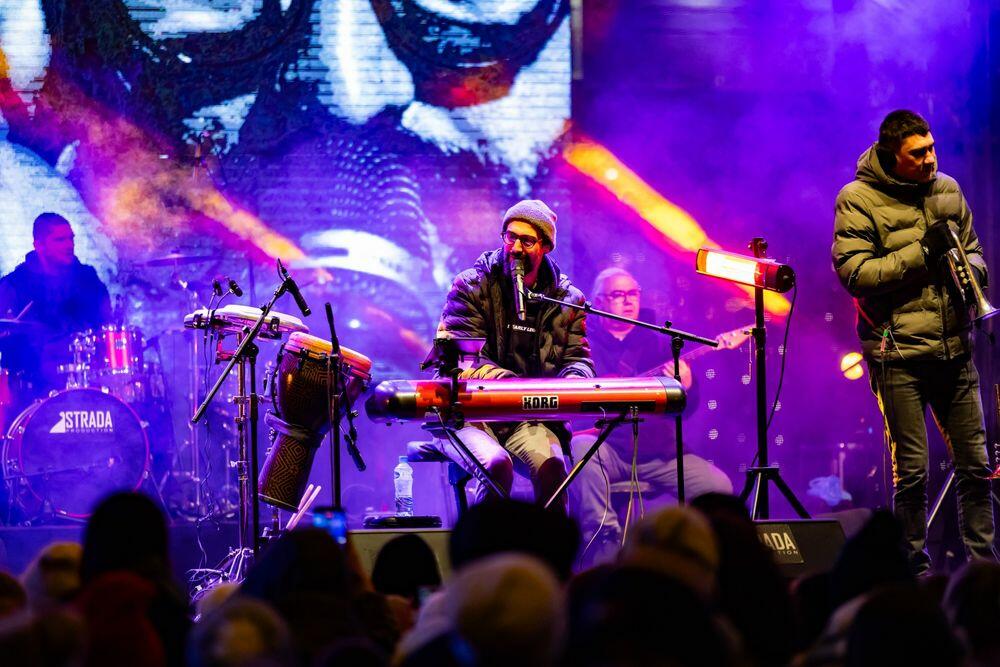 <p>Podgoričani i gosti iz inostranstva koji su 2026. dočekali na Trgu nezavisnosti kažu da je ovogodišnja organizacija dočeka Nove godine jedna od boljih i da je atmosfera odlična</p>