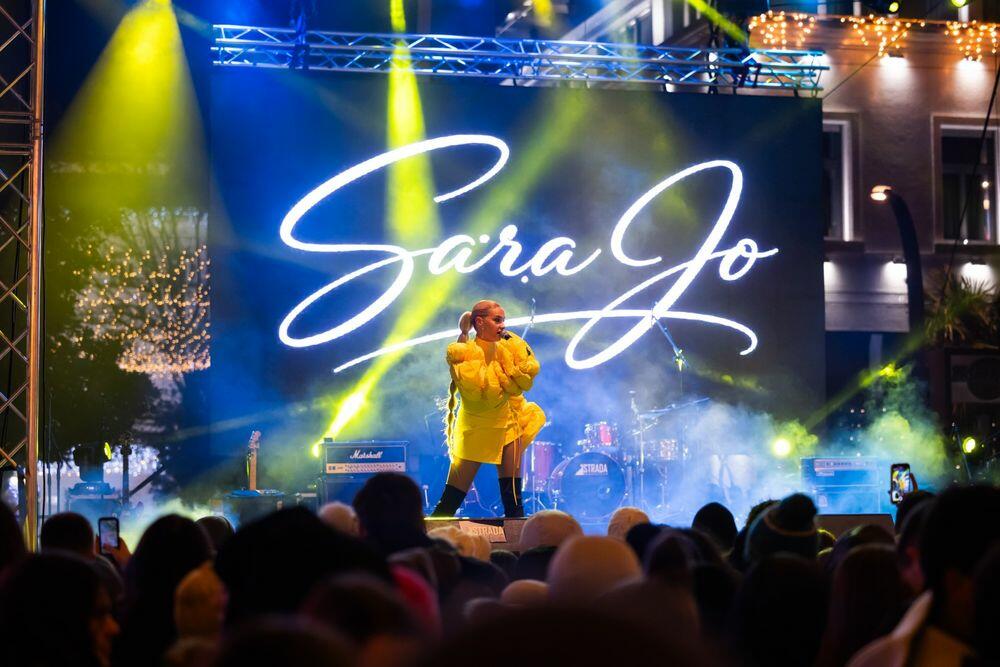 <p>Podgoričani i gosti iz inostranstva koji su 2026. dočekali na Trgu nezavisnosti kažu da je ovogodišnja organizacija dočeka Nove godine jedna od boljih i da je atmosfera odlična</p>