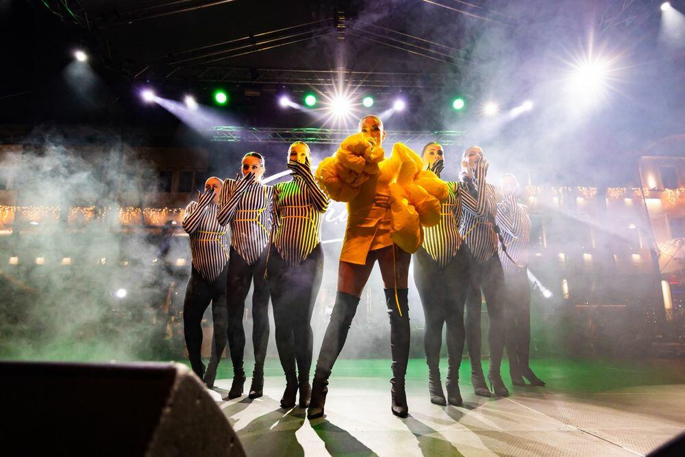 <p>Podgoričani i gosti iz inostranstva koji su 2026. dočekali na Trgu nezavisnosti kažu da je ovogodišnja organizacija dočeka Nove godine jedna od boljih i da je atmosfera odlična</p>