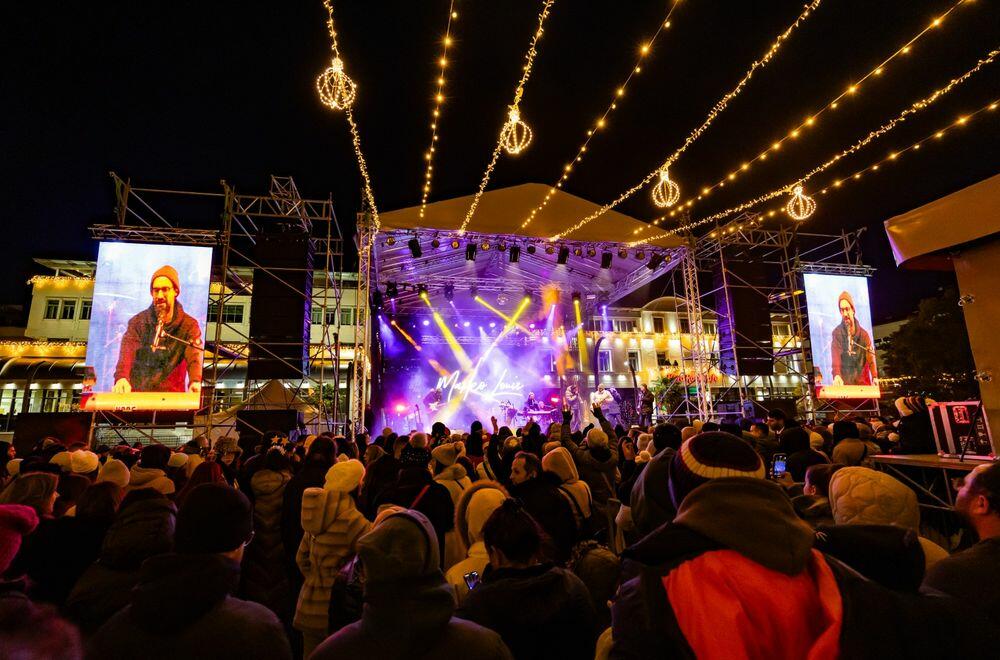 <p>Podgoričani i gosti iz inostranstva koji su 2026. dočekali na Trgu nezavisnosti kažu da je ovogodišnja organizacija dočeka Nove godine jedna od boljih i da je atmosfera odlična</p>