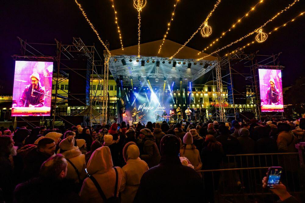 <p>Podgoričani i gosti iz inostranstva koji su 2026. dočekali na Trgu nezavisnosti kažu da je ovogodišnja organizacija dočeka Nove godine jedna od boljih i da je atmosfera odlična</p>