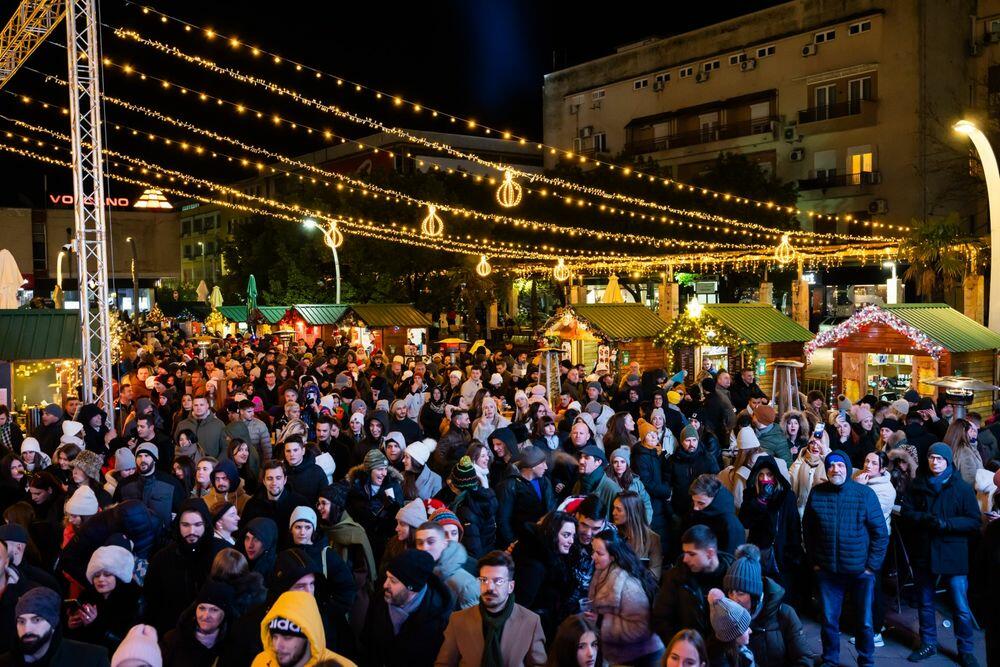 <p>Podgoričani i gosti iz inostranstva koji su 2026. dočekali na Trgu nezavisnosti kažu da je ovogodišnja organizacija dočeka Nove godine jedna od boljih i da je atmosfera odlična</p>