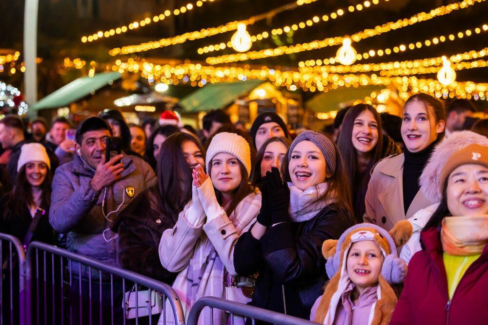 <p>Podgoričani i gosti iz inostranstva koji su 2026. dočekali na Trgu nezavisnosti kažu da je ovogodišnja organizacija dočeka Nove godine jedna od boljih i da je atmosfera odlična</p>