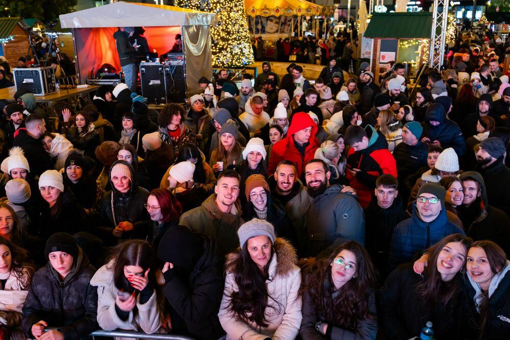 <p>Podgoričani i gosti iz inostranstva koji su 2026. dočekali na Trgu nezavisnosti kažu da je ovogodišnja organizacija dočeka Nove godine jedna od boljih i da je atmosfera odlična</p>