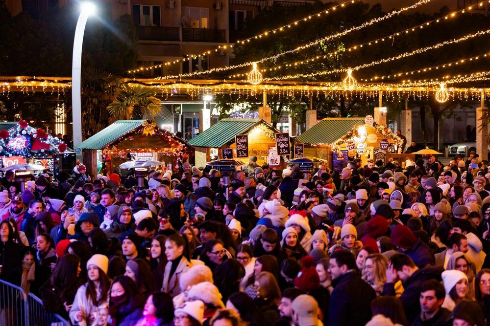 <p>Podgoričani i gosti iz inostranstva koji su 2026. dočekali na Trgu nezavisnosti kažu da je ovogodišnja organizacija dočeka Nove godine jedna od boljih i da je atmosfera odlična</p>