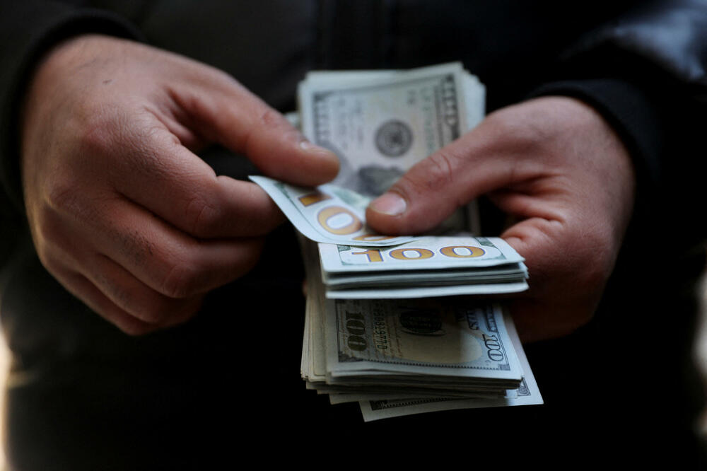 Za jedan američki dolar Iranci sada moraju da plate oko 1,45 miliona rijala: Diler novca drži dolare, u Teheranu, glavnom gradu Irana, Foto: Reuters