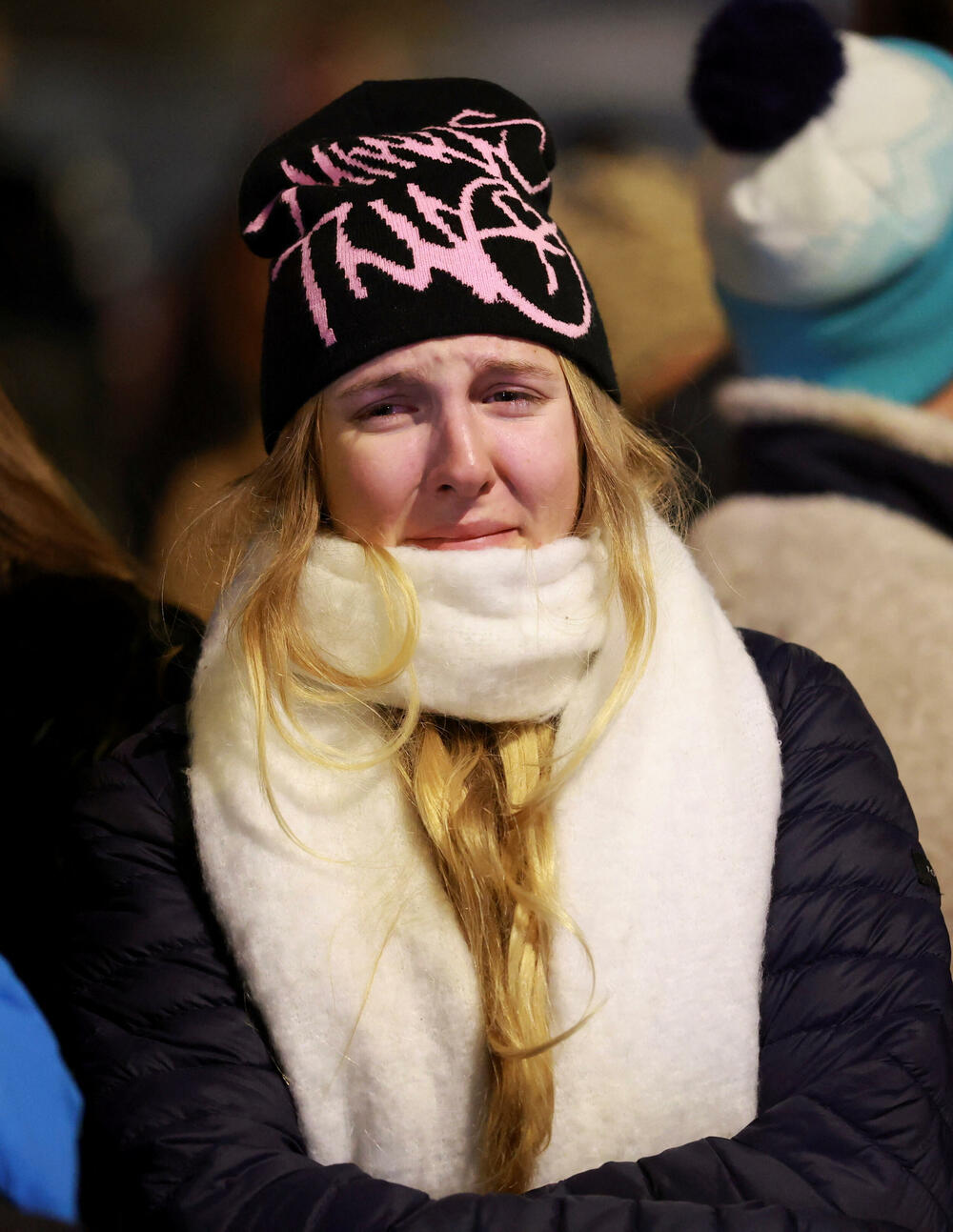 <p>Očevici su rekli da je plamen zapalio krov i da se u roku od nekoliko sekundi plamen proširio i zahvatio prepunu podrumsku prostoriju ispunjenu ljudima koji su slavili Novu godinu. Mnogi su bili tinejdžeri. Jedan od povrijeđenih opisao je veliki metež u kojem su ljudi očajnički pokušali da pobjegnu uz uske stepenice</p>
