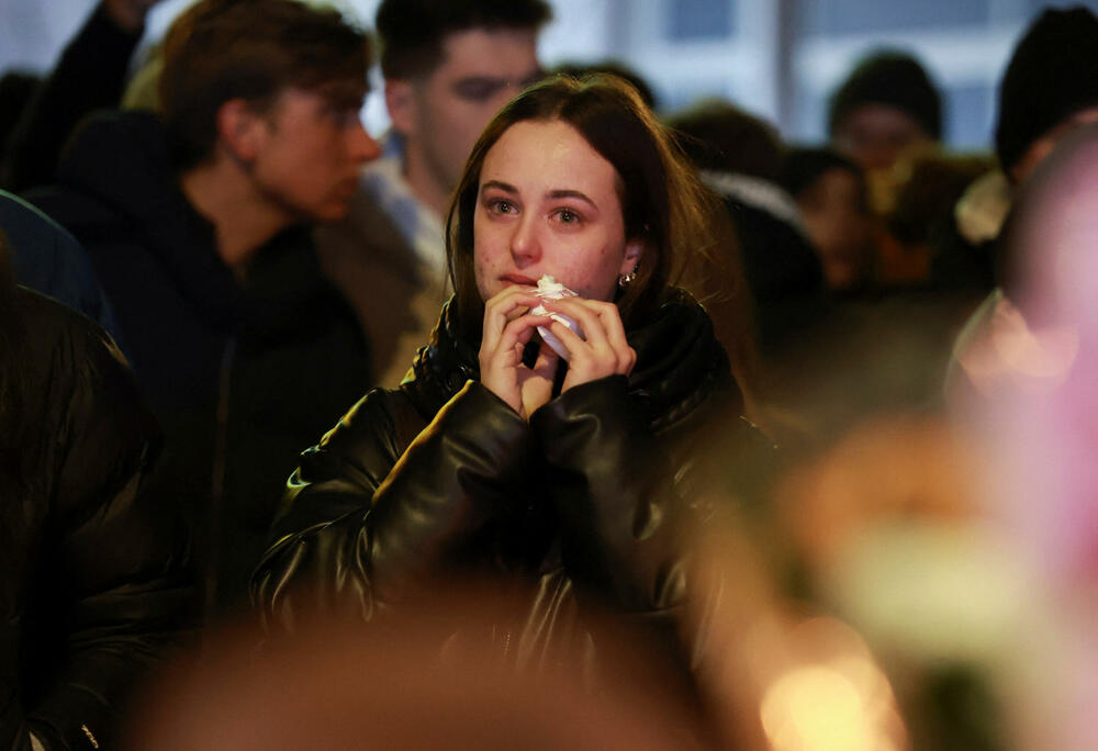 <p>Očevici su rekli da je plamen zapalio krov i da se u roku od nekoliko sekundi plamen proširio i zahvatio prepunu podrumsku prostoriju ispunjenu ljudima koji su slavili Novu godinu. Mnogi su bili tinejdžeri. Jedan od povrijeđenih opisao je veliki metež u kojem su ljudi očajnički pokušali da pobjegnu uz uske stepenice</p>