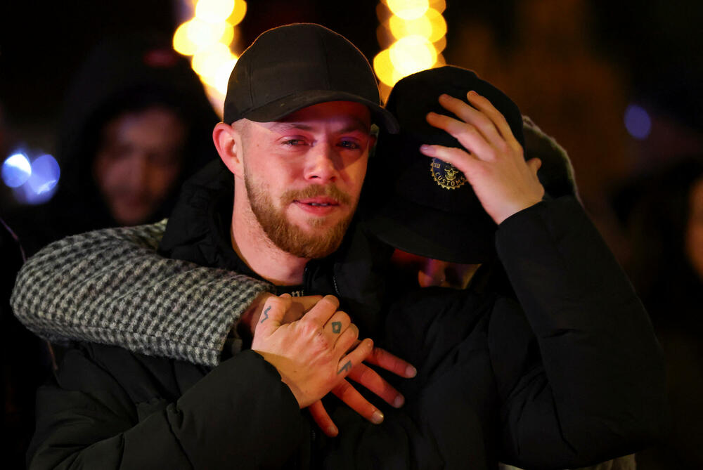 <p>Očevici su rekli da je plamen zapalio krov i da se u roku od nekoliko sekundi plamen proširio i zahvatio prepunu podrumsku prostoriju ispunjenu ljudima koji su slavili Novu godinu. Mnogi su bili tinejdžeri. Jedan od povrijeđenih opisao je veliki metež u kojem su ljudi očajnički pokušali da pobjegnu uz uske stepenice</p>