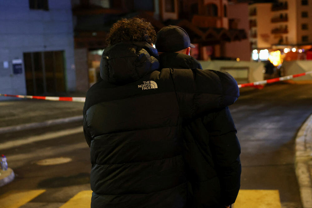 <p>Očevici su rekli da je plamen zapalio krov i da se u roku od nekoliko sekundi plamen proširio i zahvatio prepunu podrumsku prostoriju ispunjenu ljudima koji su slavili Novu godinu. Mnogi su bili tinejdžeri. Jedan od povrijeđenih opisao je veliki metež u kojem su ljudi očajnički pokušali da pobjegnu uz uske stepenice</p>