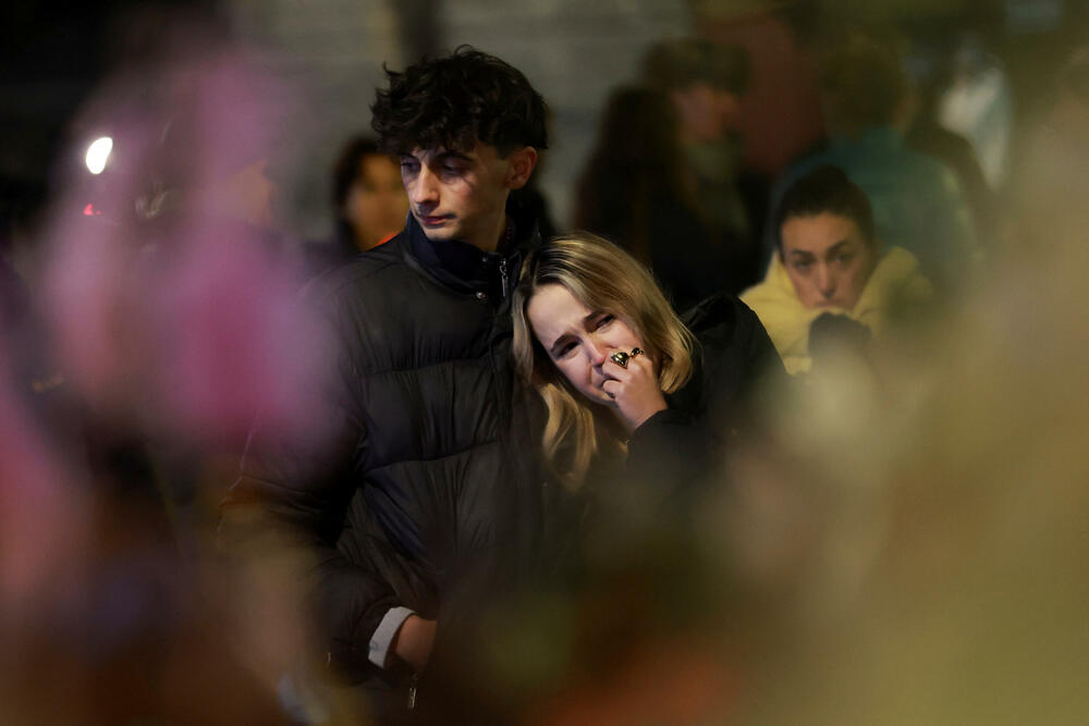 <p>Očevici su rekli da je plamen zapalio krov i da se u roku od nekoliko sekundi plamen proširio i zahvatio prepunu podrumsku prostoriju ispunjenu ljudima koji su slavili Novu godinu. Mnogi su bili tinejdžeri. Jedan od povrijeđenih opisao je veliki metež u kojem su ljudi očajnički pokušali da pobjegnu uz uske stepenice</p>