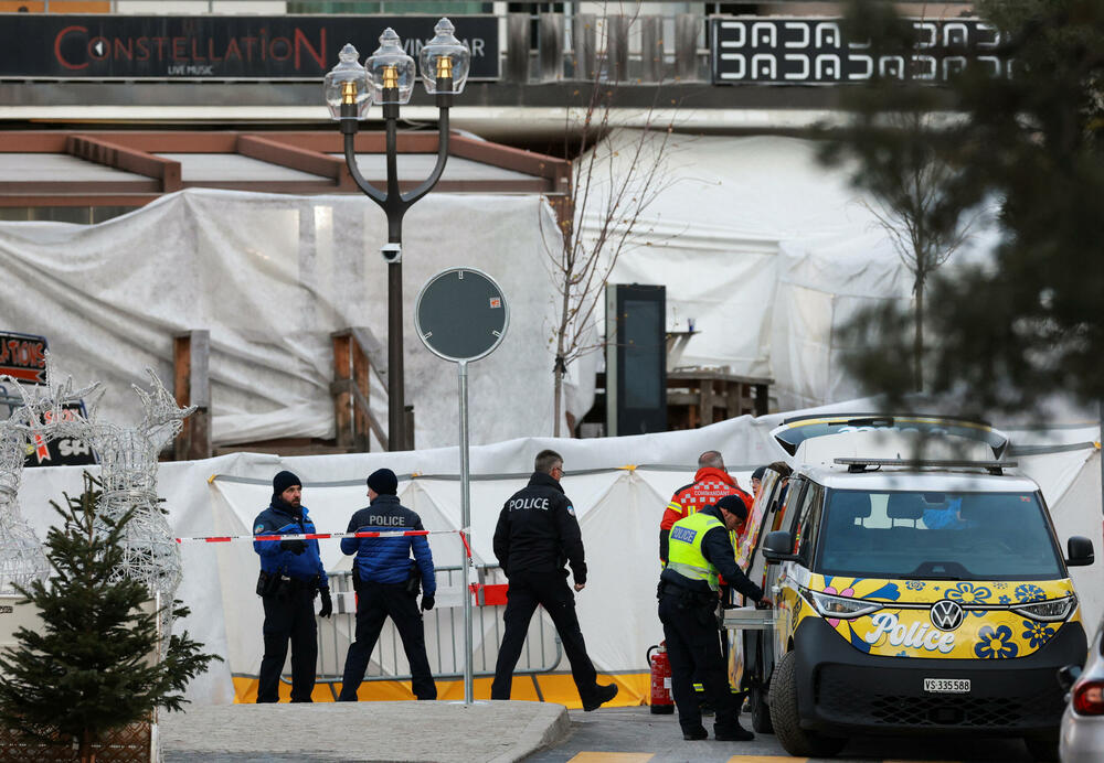 <p>Očevici su rekli da je plamen zapalio krov i da se u roku od nekoliko sekundi plamen proširio i zahvatio prepunu podrumsku prostoriju ispunjenu ljudima koji su slavili Novu godinu. Mnogi su bili tinejdžeri. Jedan od povrijeđenih opisao je veliki metež u kojem su ljudi očajnički pokušali da pobjegnu uz uske stepenice</p>