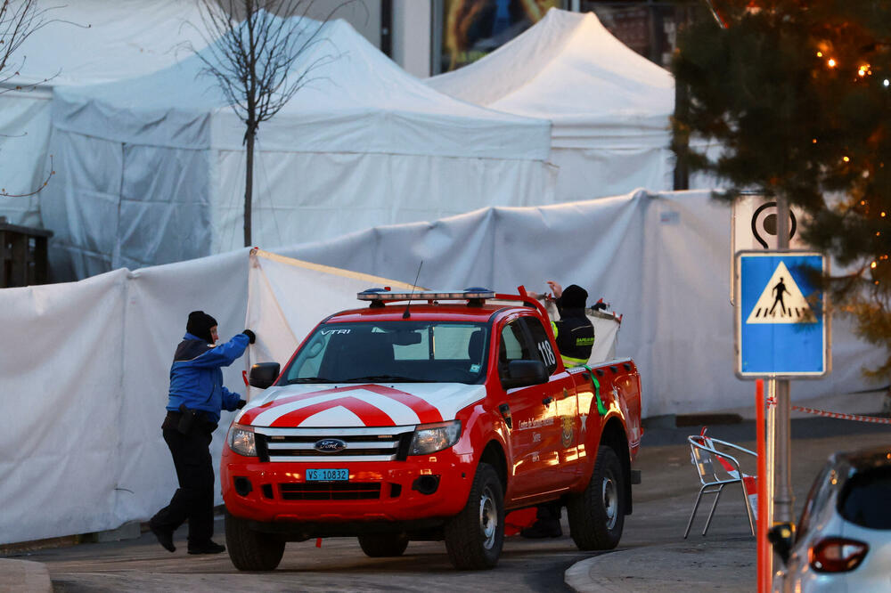 <p>Očevici su rekli da je plamen zapalio krov i da se u roku od nekoliko sekundi plamen proširio i zahvatio prepunu podrumsku prostoriju ispunjenu ljudima koji su slavili Novu godinu. Mnogi su bili tinejdžeri. Jedan od povrijeđenih opisao je veliki metež u kojem su ljudi očajnički pokušali da pobjegnu uz uske stepenice</p>