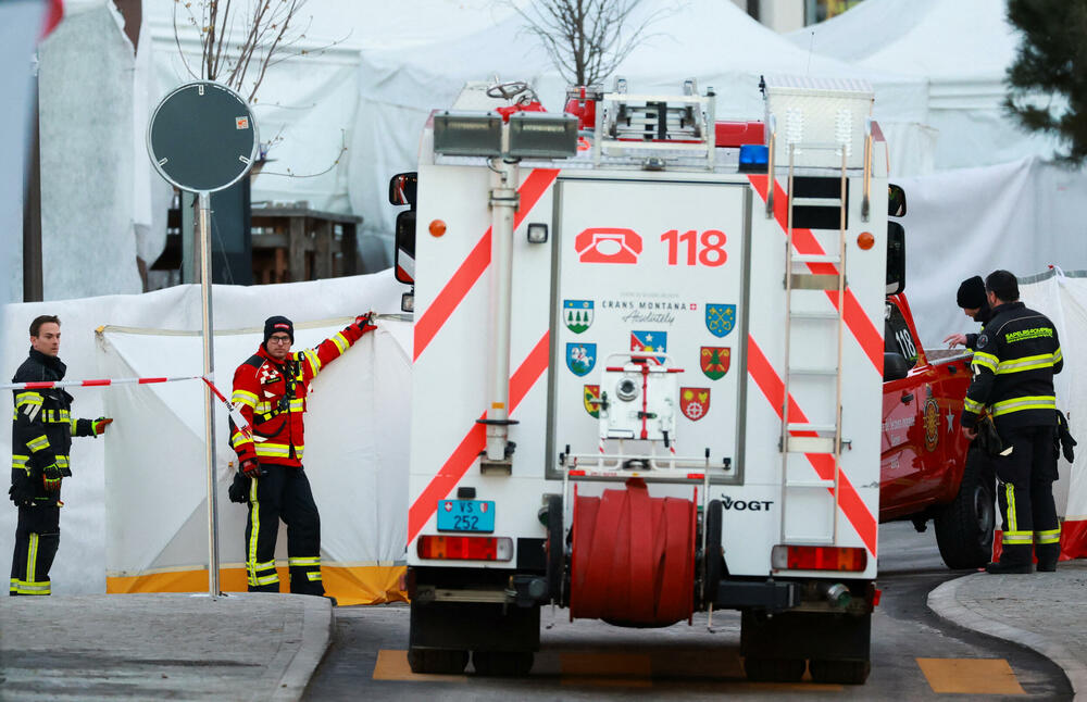 <p>Očevici su rekli da je plamen zapalio krov i da se u roku od nekoliko sekundi plamen proširio i zahvatio prepunu podrumsku prostoriju ispunjenu ljudima koji su slavili Novu godinu. Mnogi su bili tinejdžeri. Jedan od povrijeđenih opisao je veliki metež u kojem su ljudi očajnički pokušali da pobjegnu uz uske stepenice</p>