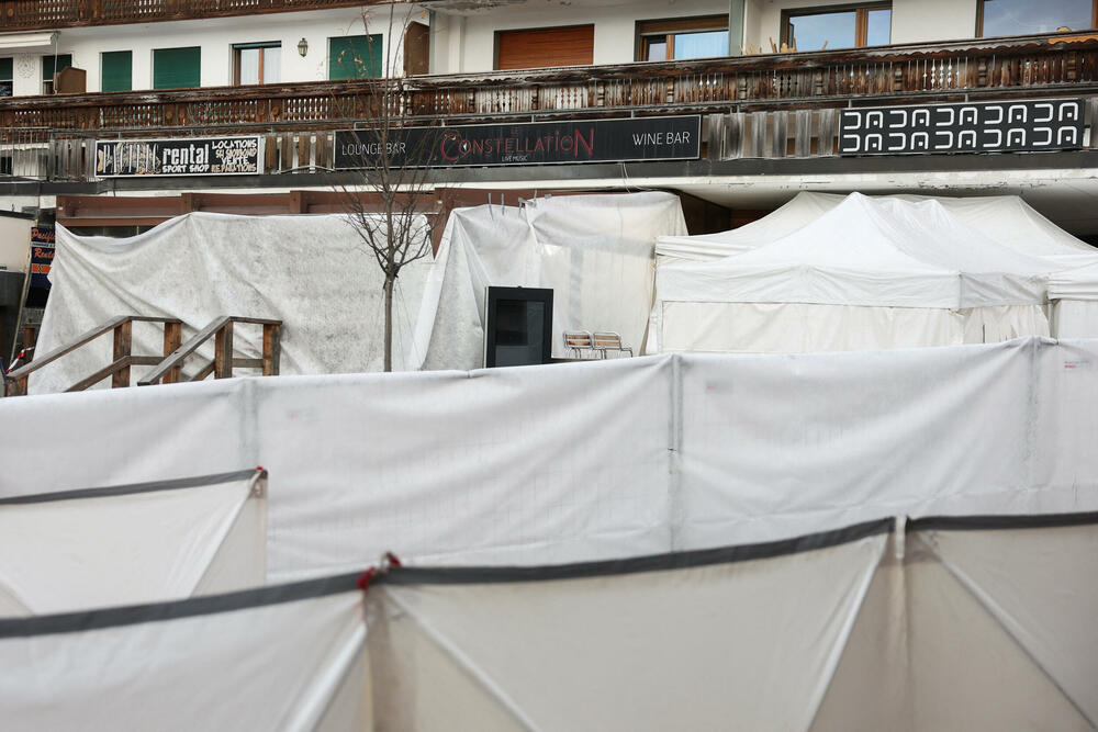 <p>Očevici su rekli da je plamen zapalio krov i da se u roku od nekoliko sekundi plamen proširio i zahvatio prepunu podrumsku prostoriju ispunjenu ljudima koji su slavili Novu godinu. Mnogi su bili tinejdžeri. Jedan od povrijeđenih opisao je veliki metež u kojem su ljudi očajnički pokušali da pobjegnu uz uske stepenice</p>