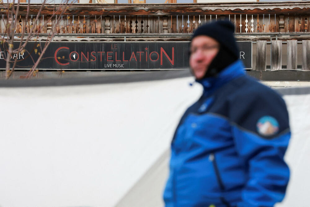 <p>Očevici su rekli da je plamen zapalio krov i da se u roku od nekoliko sekundi plamen proširio i zahvatio prepunu podrumsku prostoriju ispunjenu ljudima koji su slavili Novu godinu. Mnogi su bili tinejdžeri. Jedan od povrijeđenih opisao je veliki metež u kojem su ljudi očajnički pokušali da pobjegnu uz uske stepenice</p>