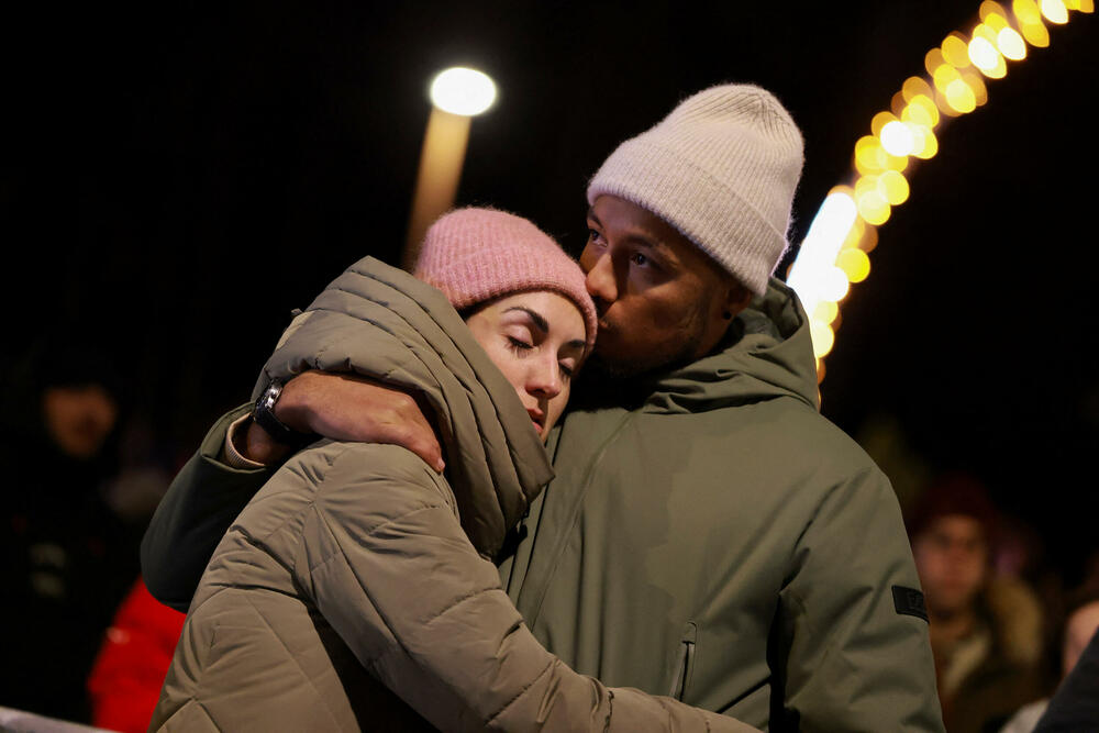 <p>Očevici su rekli da je plamen zapalio krov i da se u roku od nekoliko sekundi plamen proširio i zahvatio prepunu podrumsku prostoriju ispunjenu ljudima koji su slavili Novu godinu. Mnogi su bili tinejdžeri. Jedan od povrijeđenih opisao je veliki metež u kojem su ljudi očajnički pokušali da pobjegnu uz uske stepenice</p>