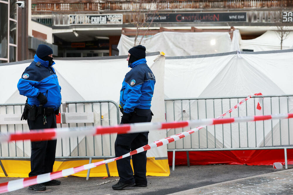 <p>Očevici su rekli da je plamen zapalio krov i da se u roku od nekoliko sekundi plamen proširio i zahvatio prepunu podrumsku prostoriju ispunjenu ljudima koji su slavili Novu godinu. Mnogi su bili tinejdžeri. Jedan od povrijeđenih opisao je veliki metež u kojem su ljudi očajnički pokušali da pobjegnu uz uske stepenice</p>