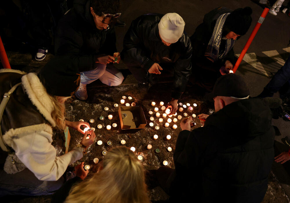 <p>Očevici su rekli da je plamen zapalio krov i da se u roku od nekoliko sekundi plamen proširio i zahvatio prepunu podrumsku prostoriju ispunjenu ljudima koji su slavili Novu godinu. Mnogi su bili tinejdžeri. Jedan od povrijeđenih opisao je veliki metež u kojem su ljudi očajnički pokušali da pobjegnu uz uske stepenice</p>