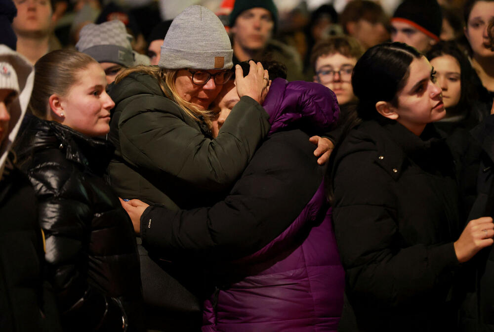 <p>Očevici su rekli da je plamen zapalio krov i da se u roku od nekoliko sekundi plamen proširio i zahvatio prepunu podrumsku prostoriju ispunjenu ljudima koji su slavili Novu godinu. Mnogi su bili tinejdžeri. Jedan od povrijeđenih opisao je veliki metež u kojem su ljudi očajnički pokušali da pobjegnu uz uske stepenice</p>