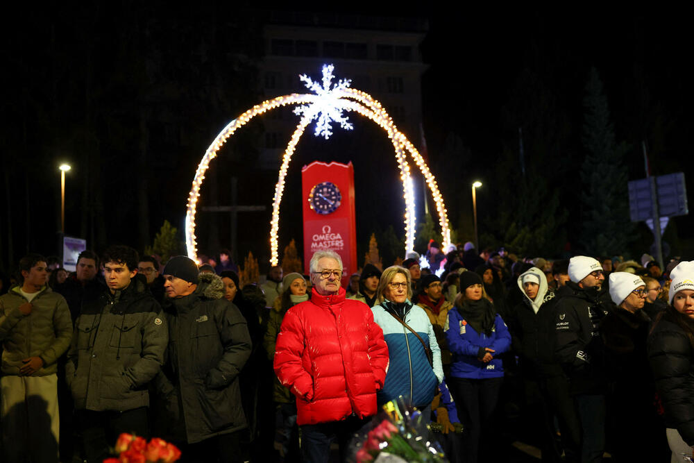 <p>Očevici su rekli da je plamen zapalio krov i da se u roku od nekoliko sekundi plamen proširio i zahvatio prepunu podrumsku prostoriju ispunjenu ljudima koji su slavili Novu godinu. Mnogi su bili tinejdžeri. Jedan od povrijeđenih opisao je veliki metež u kojem su ljudi očajnički pokušali da pobjegnu uz uske stepenice</p>
