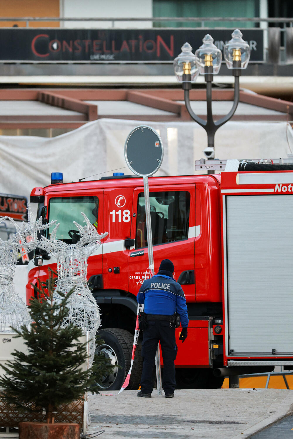 <p>Očevici su rekli da je plamen zapalio krov i da se u roku od nekoliko sekundi plamen proširio i zahvatio prepunu podrumsku prostoriju ispunjenu ljudima koji su slavili Novu godinu. Mnogi su bili tinejdžeri. Jedan od povrijeđenih opisao je veliki metež u kojem su ljudi očajnički pokušali da pobjegnu uz uske stepenice</p>