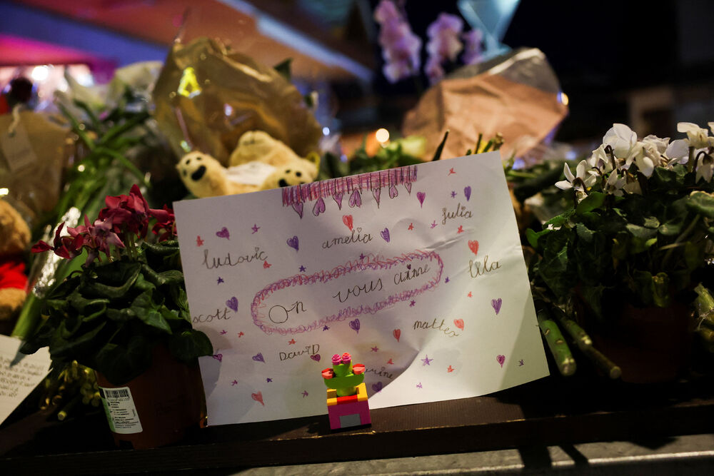 <p>Očevici su rekli da je plamen zapalio krov i da se u roku od nekoliko sekundi plamen proširio i zahvatio prepunu podrumsku prostoriju ispunjenu ljudima koji su slavili Novu godinu. Mnogi su bili tinejdžeri. Jedan od povrijeđenih opisao je veliki metež u kojem su ljudi očajnički pokušali da pobjegnu uz uske stepenice</p>