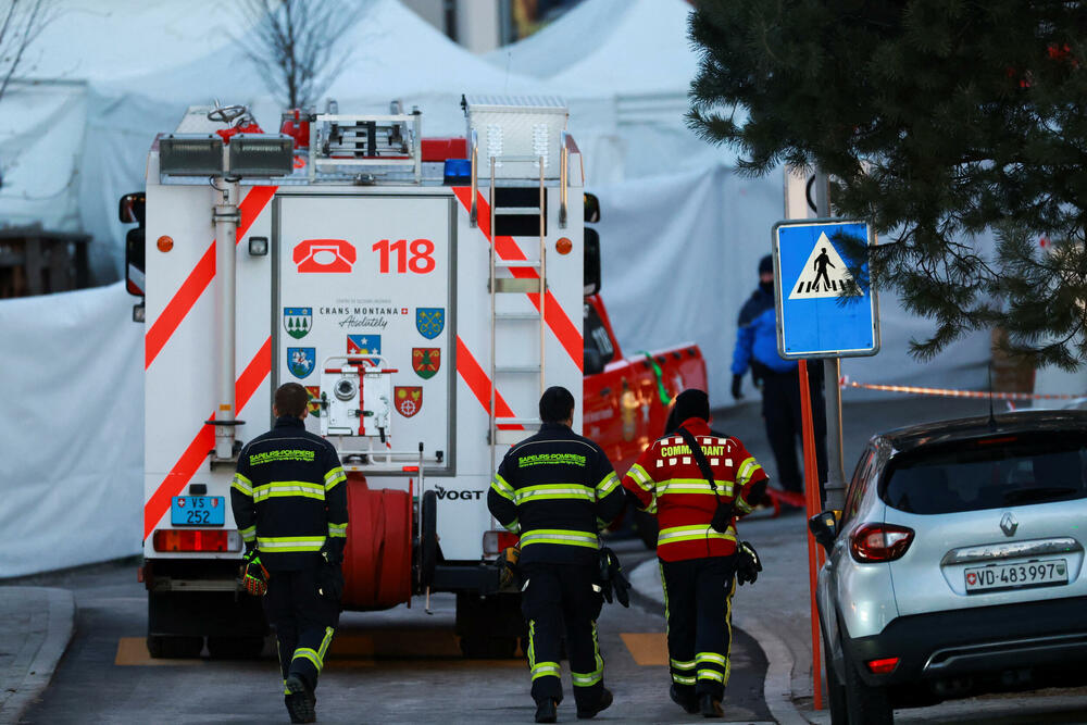 <p>Očevici su rekli da je plamen zapalio krov i da se u roku od nekoliko sekundi plamen proširio i zahvatio prepunu podrumsku prostoriju ispunjenu ljudima koji su slavili Novu godinu. Mnogi su bili tinejdžeri. Jedan od povrijeđenih opisao je veliki metež u kojem su ljudi očajnički pokušali da pobjegnu uz uske stepenice</p>