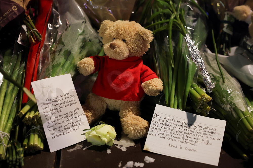 <p>Očevici su rekli da je plamen zapalio krov i da se u roku od nekoliko sekundi plamen proširio i zahvatio prepunu podrumsku prostoriju ispunjenu ljudima koji su slavili Novu godinu. Mnogi su bili tinejdžeri. Jedan od povrijeđenih opisao je veliki metež u kojem su ljudi očajnički pokušali da pobjegnu uz uske stepenice</p>